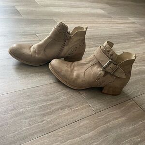 Designer NeroGiardini Italian Studded Heeled Zip Booties 37 US 7 Cream Tan Brown